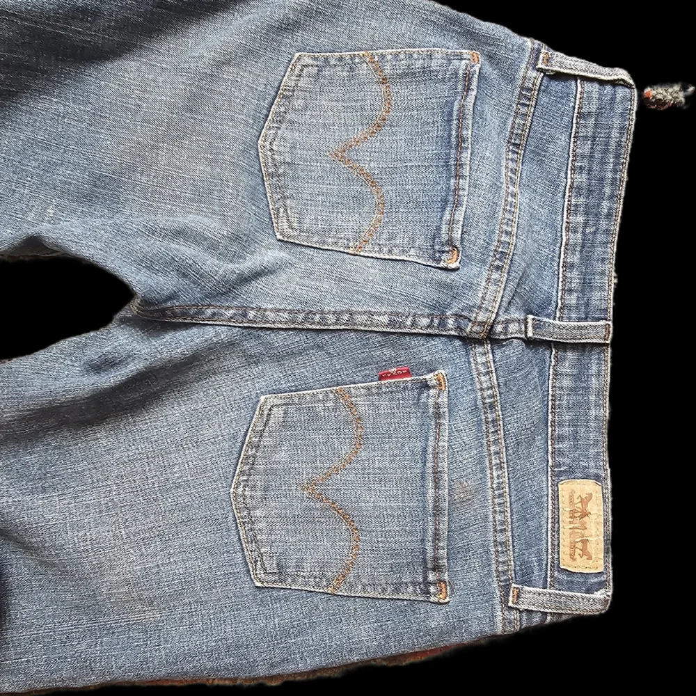 Mid Rise Levi's - Picture 2 of 3